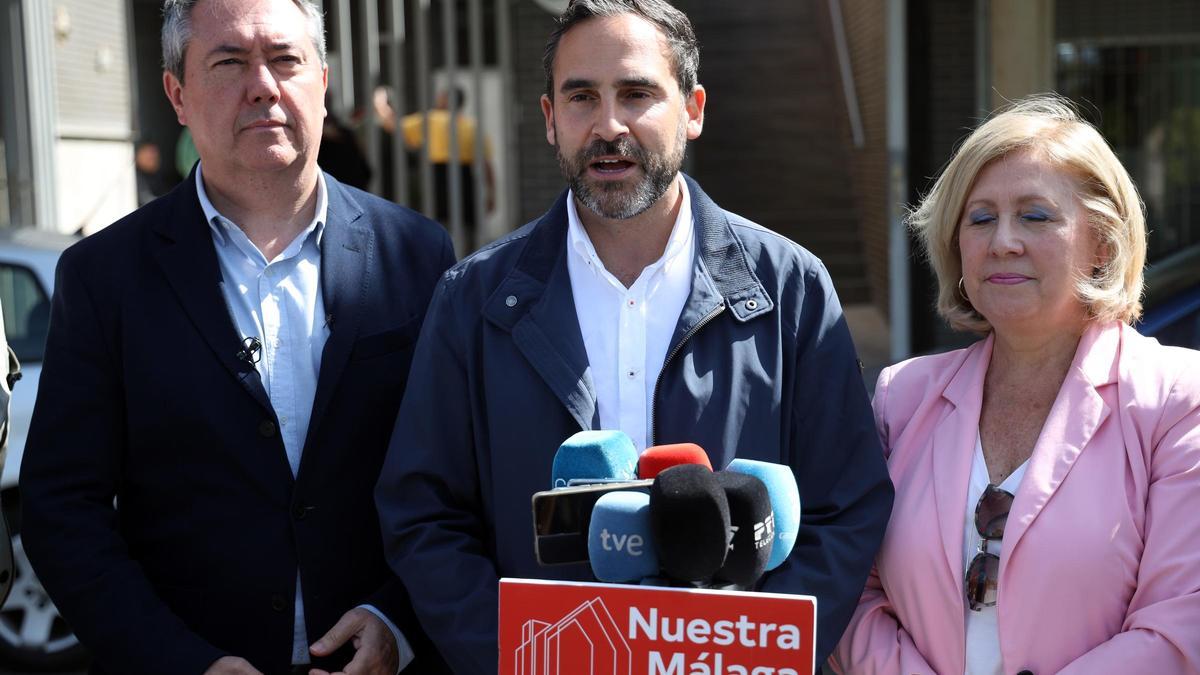 Dani Pérez, acompañado por Juan Espadas este martes.