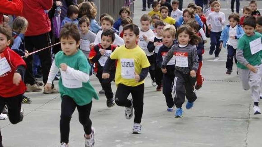 Una de las carrereas de los alumnos por Nazaret.   // Carmen Giménez