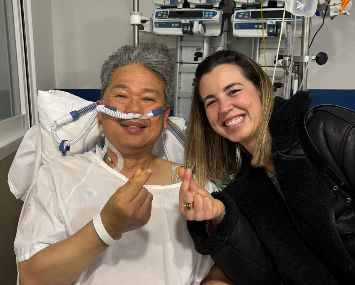 Imagen de la agente con el turista que sufrió la parada cardiorespiratoria