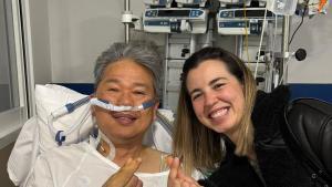 Imagen de la agente con el turista que sufrió la parada cardiorespiratoria