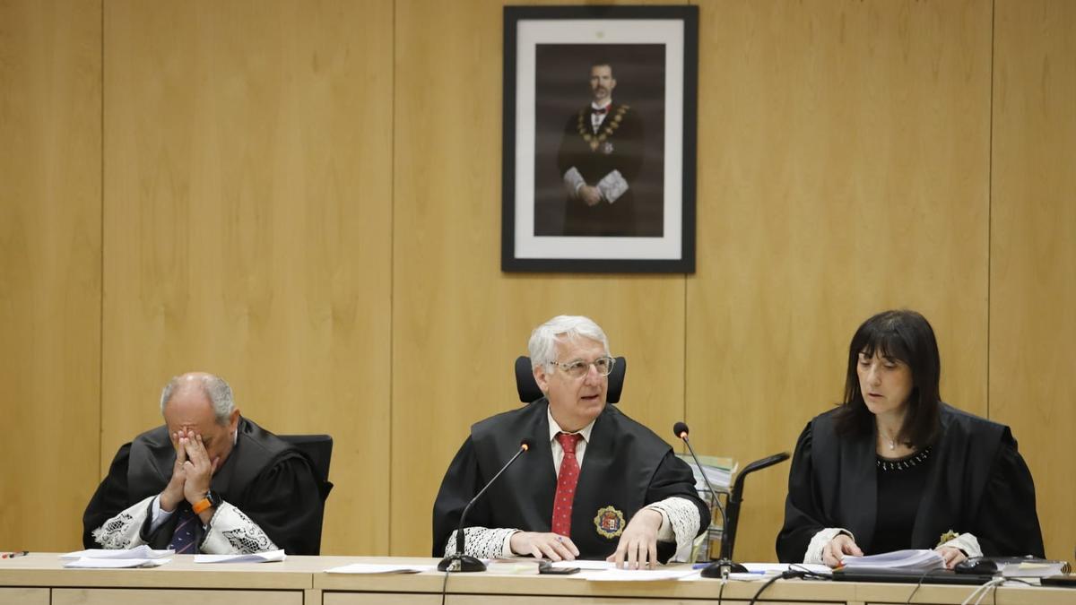 Rascón Ortega, en el centro, durante el juicio contra Jesús León en la Sección Segunda (Penal) de la Audiencia Provincial, este miércoles.