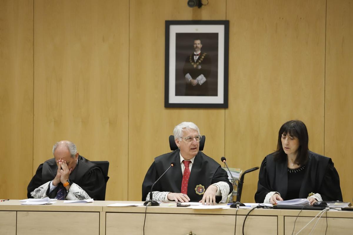 Rascón Ortega, en el centro, durante el juicio contra Jesús León en la Sección Segunda (Penal) de la Audiencia Provincial, este miércoles.