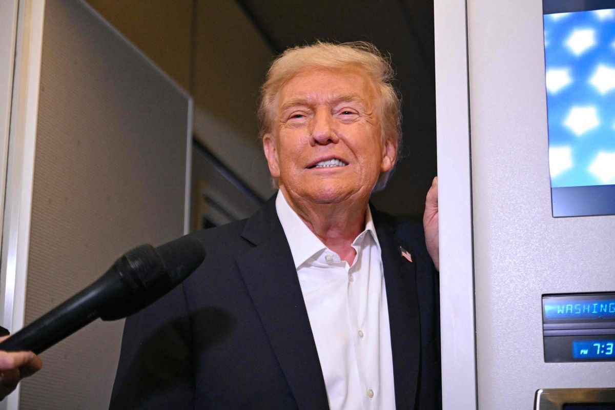 Trump atiende a los periodistas en una parada técnica del Air Force One en Inglaterra Trump atiende a los periodistas en una parada técnica del Air Force One en Inglaterra