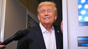 Trump atiende a los periodistas en una parada técnica del Air Force One en Inglaterra