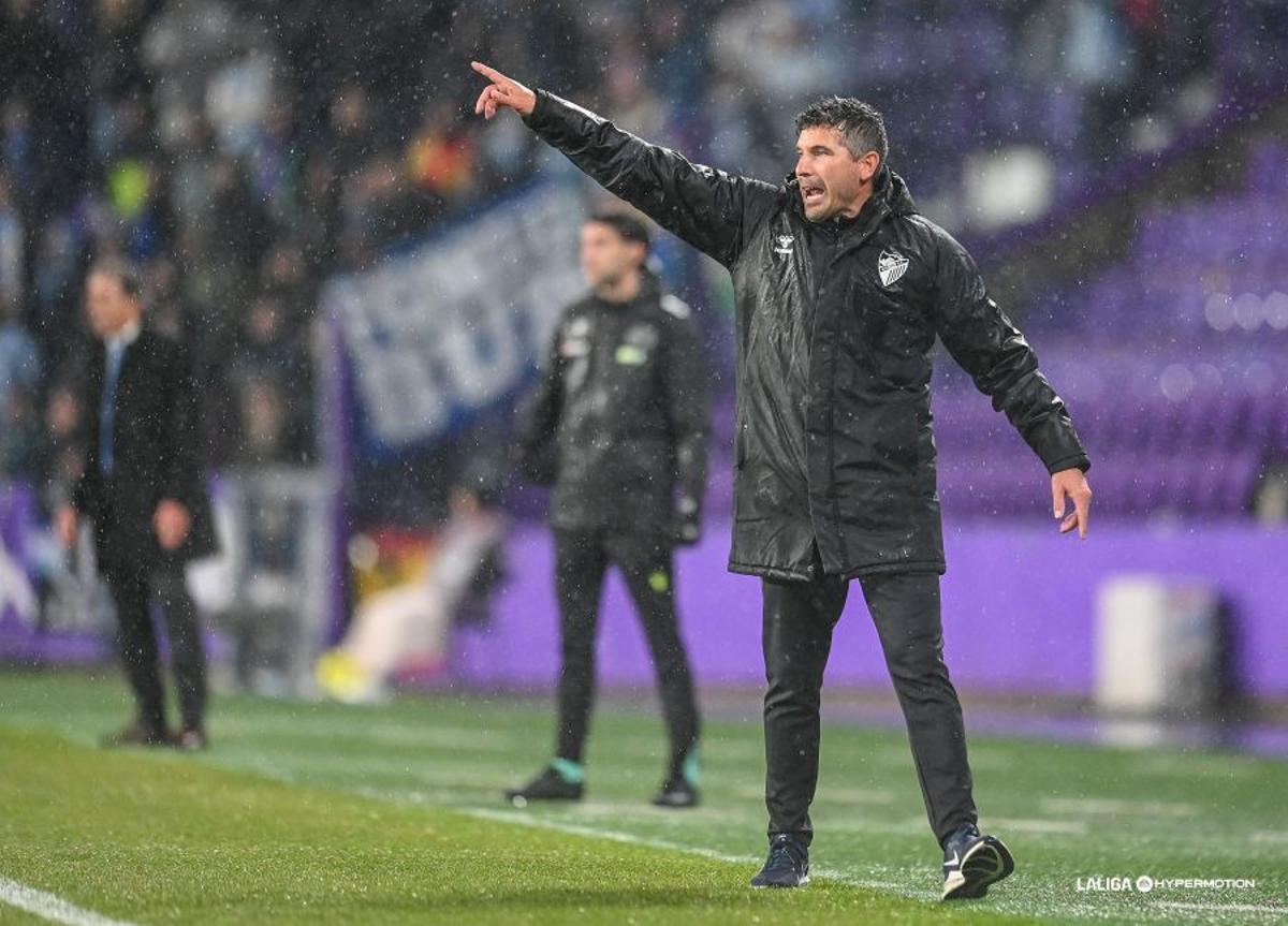 Juanfran Funes, entrenador del Málaga CF, durante el encuentro de este sábado frente al Real Valladolid en el José Zorrilla.