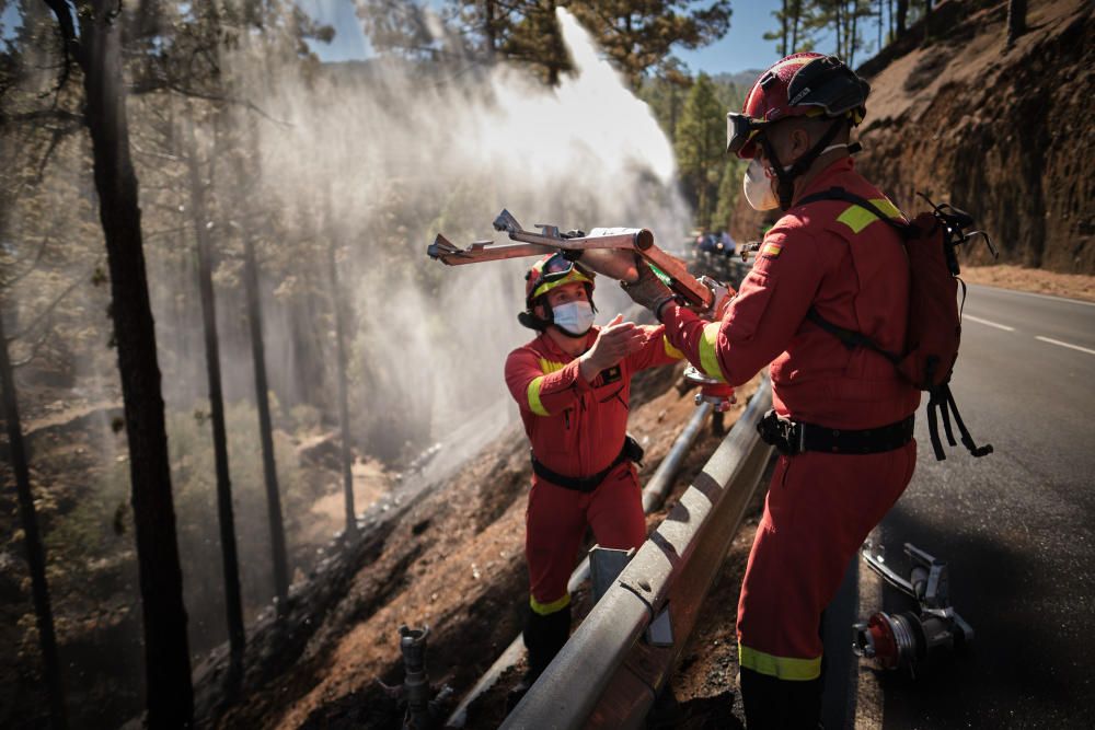 Los efectivos no han cesado en la misión de extinguir el fuego.