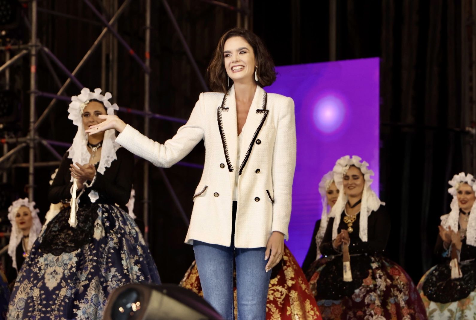 Ensayo de las candidatas adultas a Bellea del Foc con traje de novia alicantina en la Plaza de Toros de Alicante