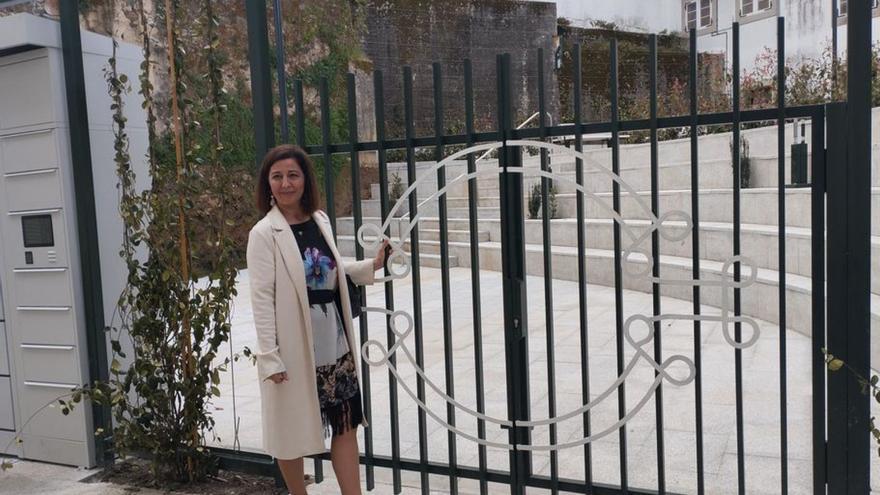 El nuevo parque de Cabildos (arriba) y la alcaldesa a la entrada del área de la Rúa Travesa. | LOC