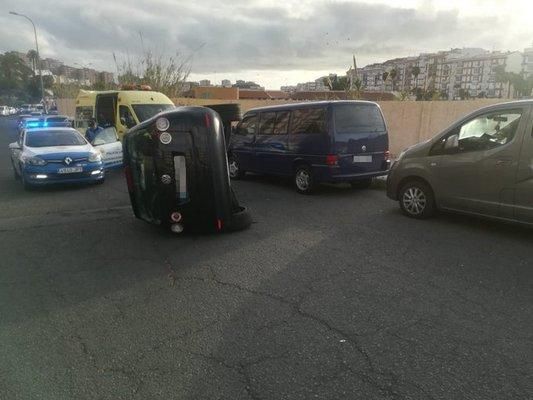 Vuelca con el vehículo y da positivo en drogas en La Paterna