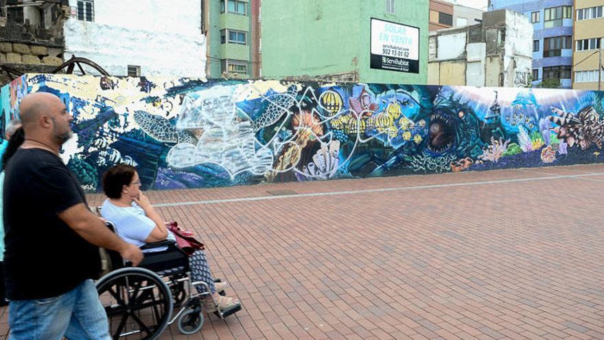 Destrozan el mural de La Cícer dedicado al surfero &#039;Yinclán&#039;