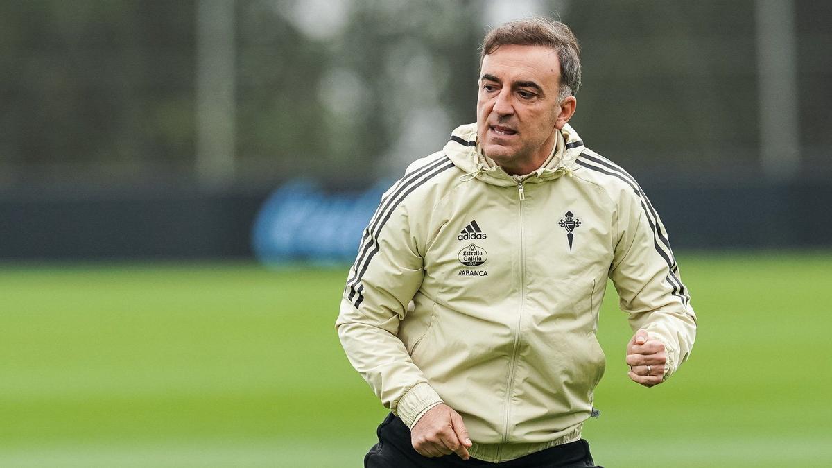 El técnico del Celta en el entrenamiento previo al encuentro ante el Rayo Vallecano de este jueves.