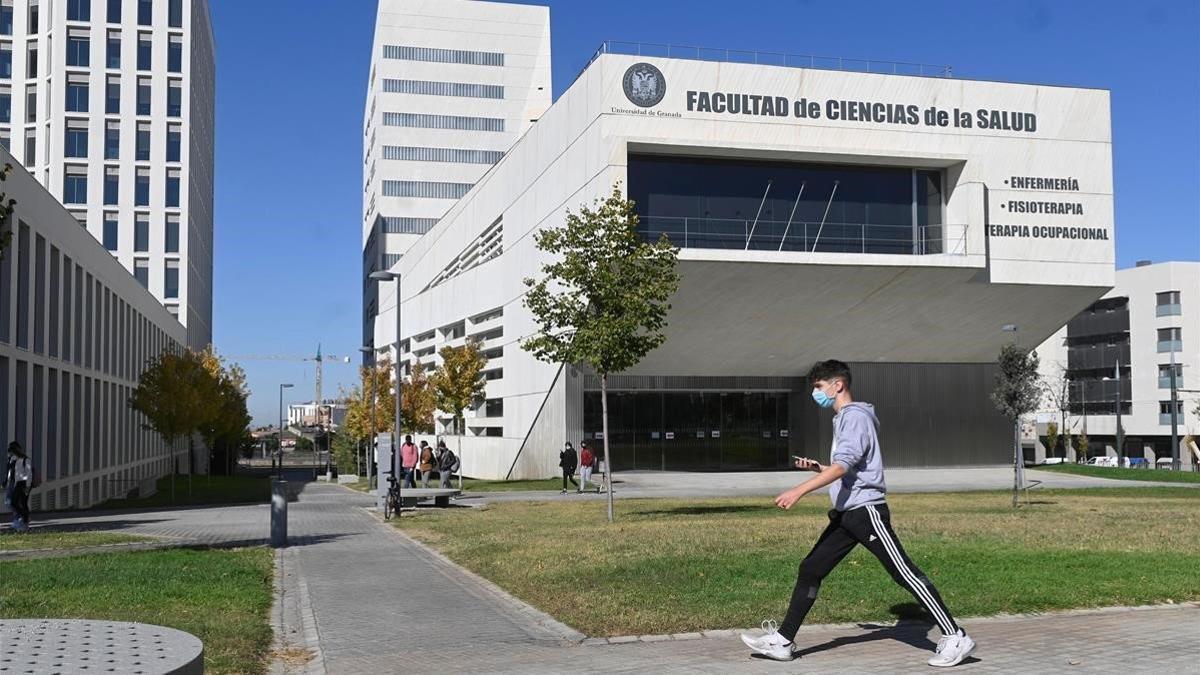 Facultad de Ciencias de la Salud de Granada, el 13 de octubre del 2020, tras suspender la Junta de Andalucía las clases presenciales a partir del jueves 15