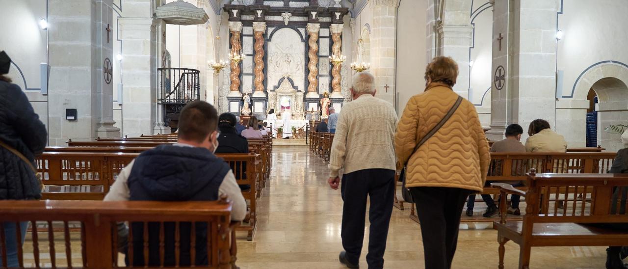 Fieles acudiendo a la misa de Santa Faz tras un mes después del brote por covid