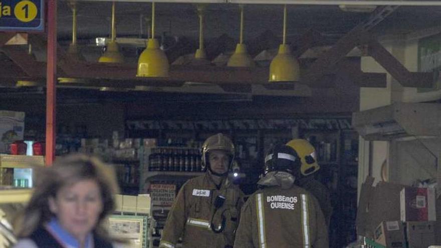 Bomberos en el interior del supermercado, ayer. // Brais Lorenzo