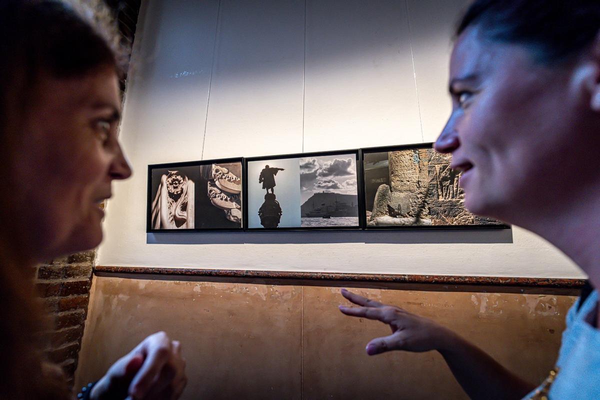 Dos visitantes comentan la exposición 'La pell de Barcelona'.