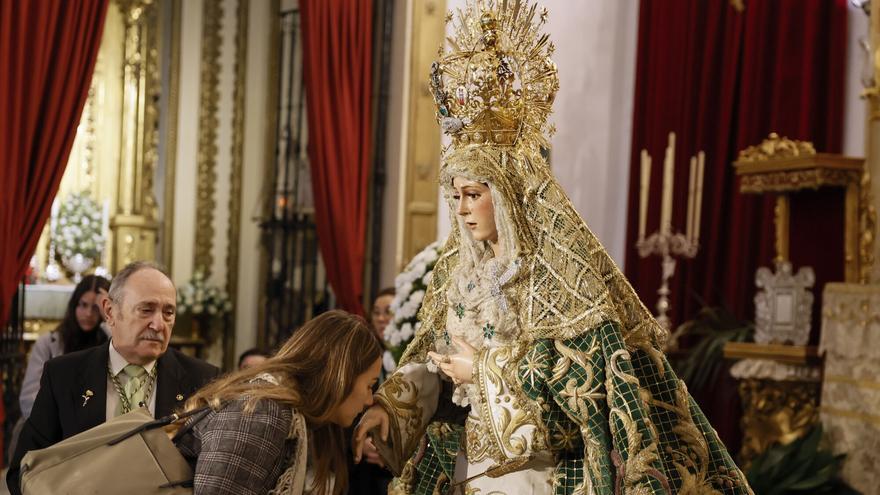El besamanos de La Macarena fue seguido desde quince países y reunió a 30.000 personas