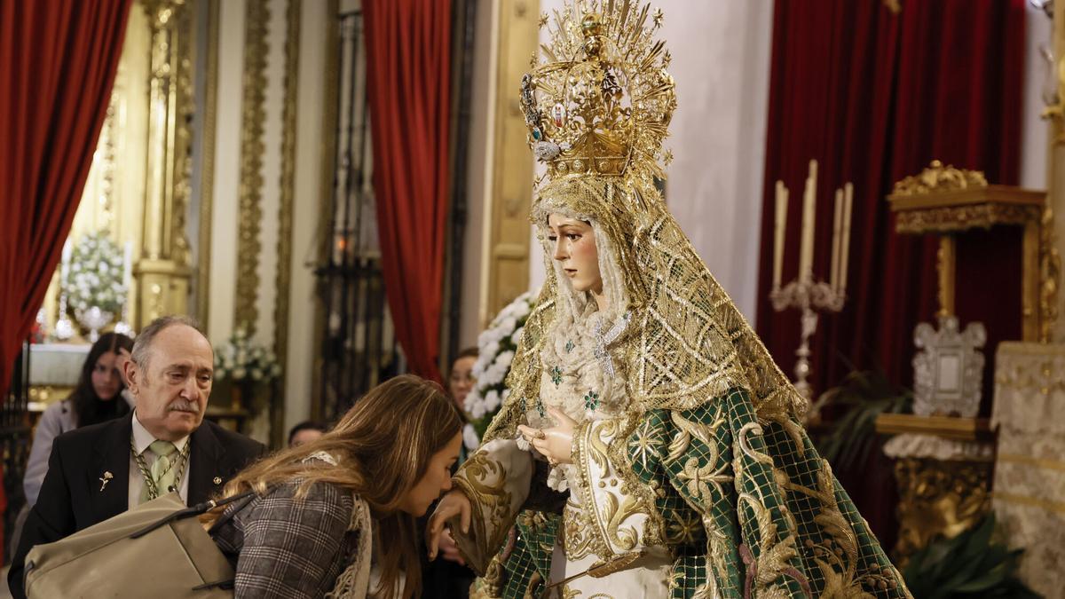 VÍDEO | Primer besamanos de la Macarena tras la restauración de Pedro Manzano