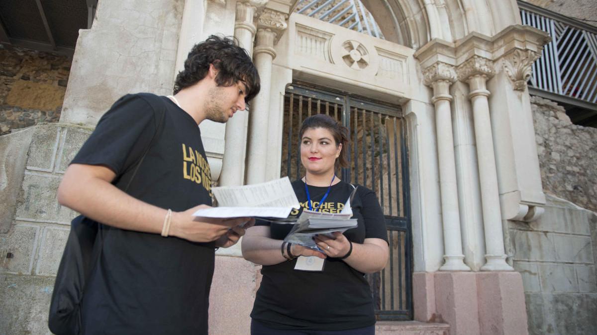 Dos voluntarios durante una edición anterior de la Noche de los Museos.