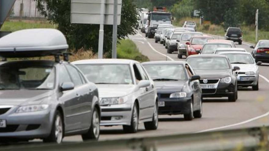 Imatge d&#039;arxiu de cues a l&#039;entrada a Torroella pel pont sobre el riu Ter