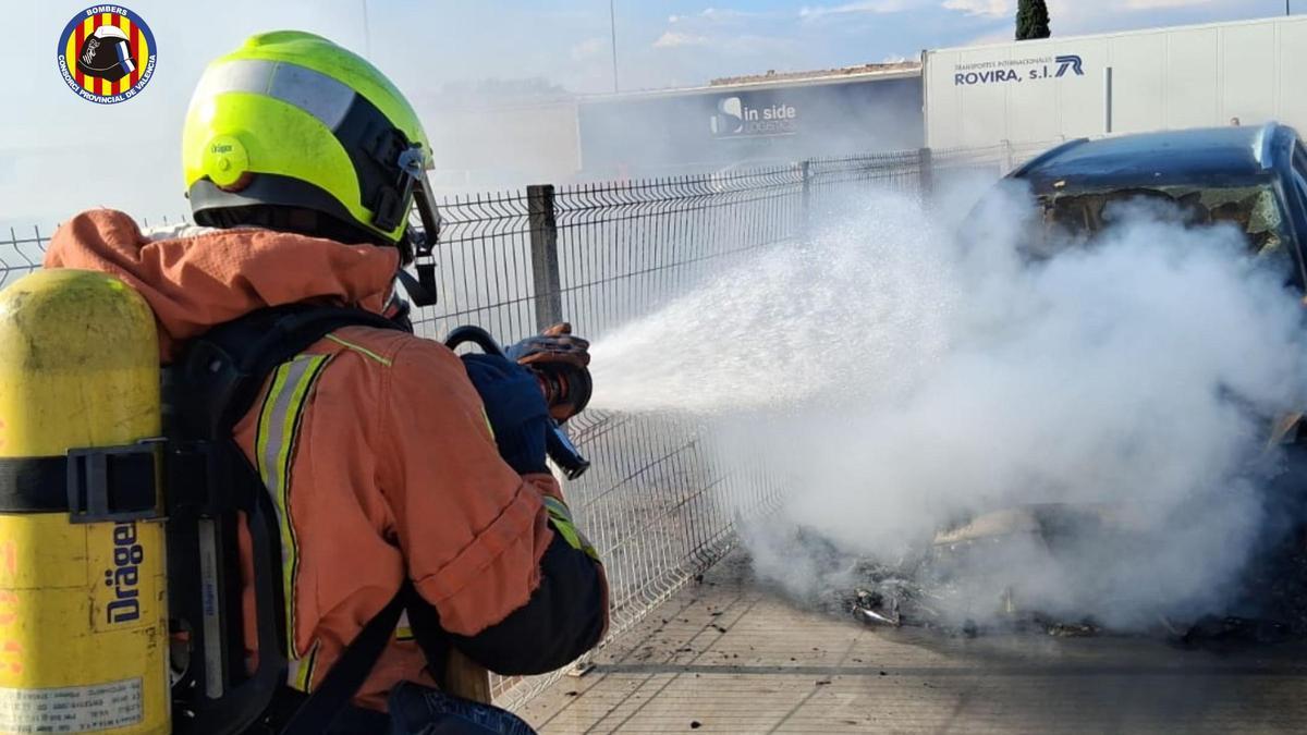 Extinguen un incendio originado en un coche aparcado junto a una gasolinera en Xàtiva