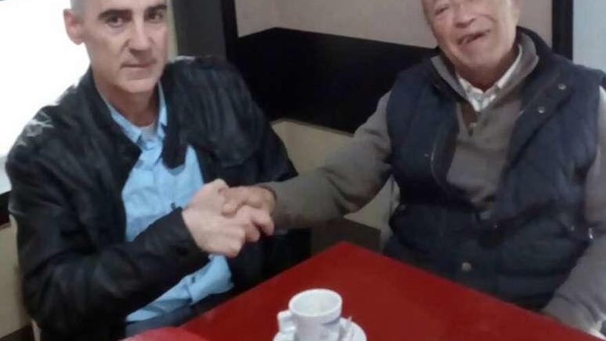 Manuel y Alfonso, tomando un café juntos en Ponteareas. // D.P.