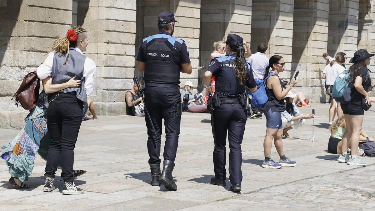 Dos policías locales en el Praza do Obradoiro en Santiago