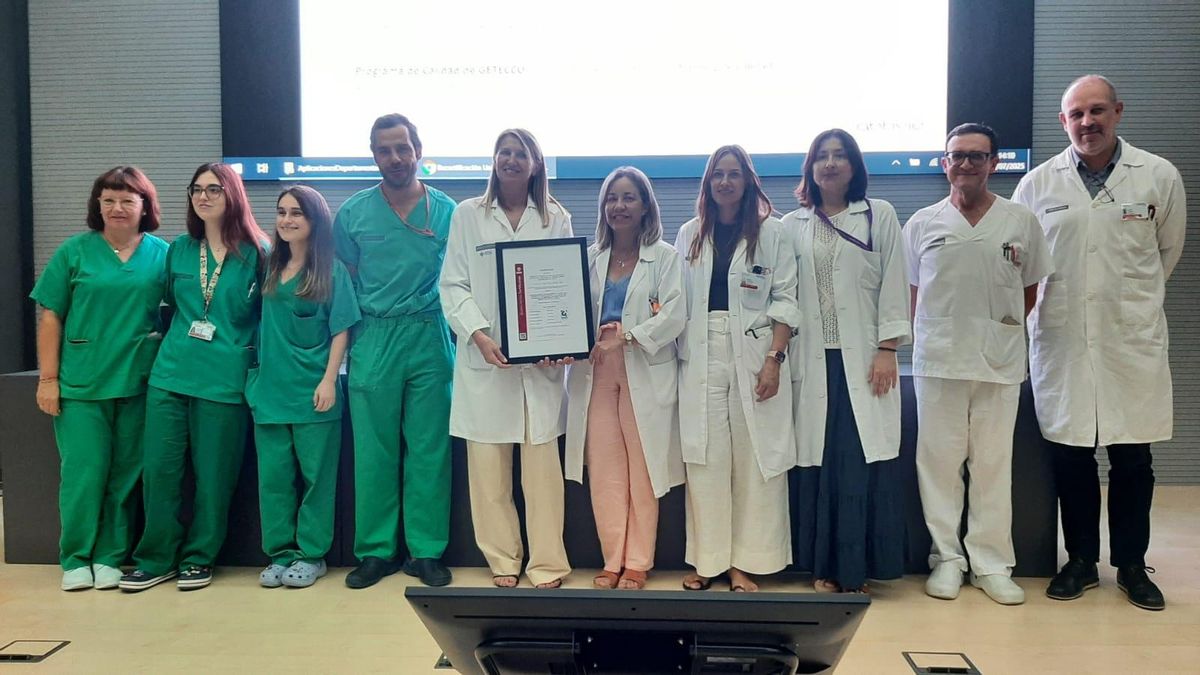 Equipo de la Unidad de Atención Integral a Pacientes con Enfermedad Inflamatoria Intestinal al recoger la acreditación