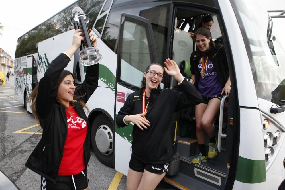 Llegada a Gijón de las jugadoras del Mavi