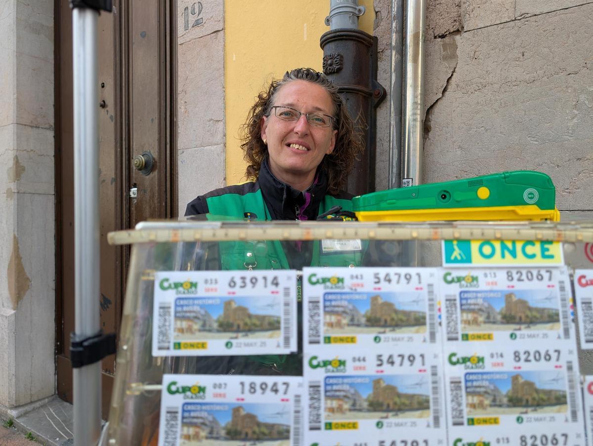 Paula Martínez, con los cupones de Avilés, en su puesto de la calle Rui Pérez