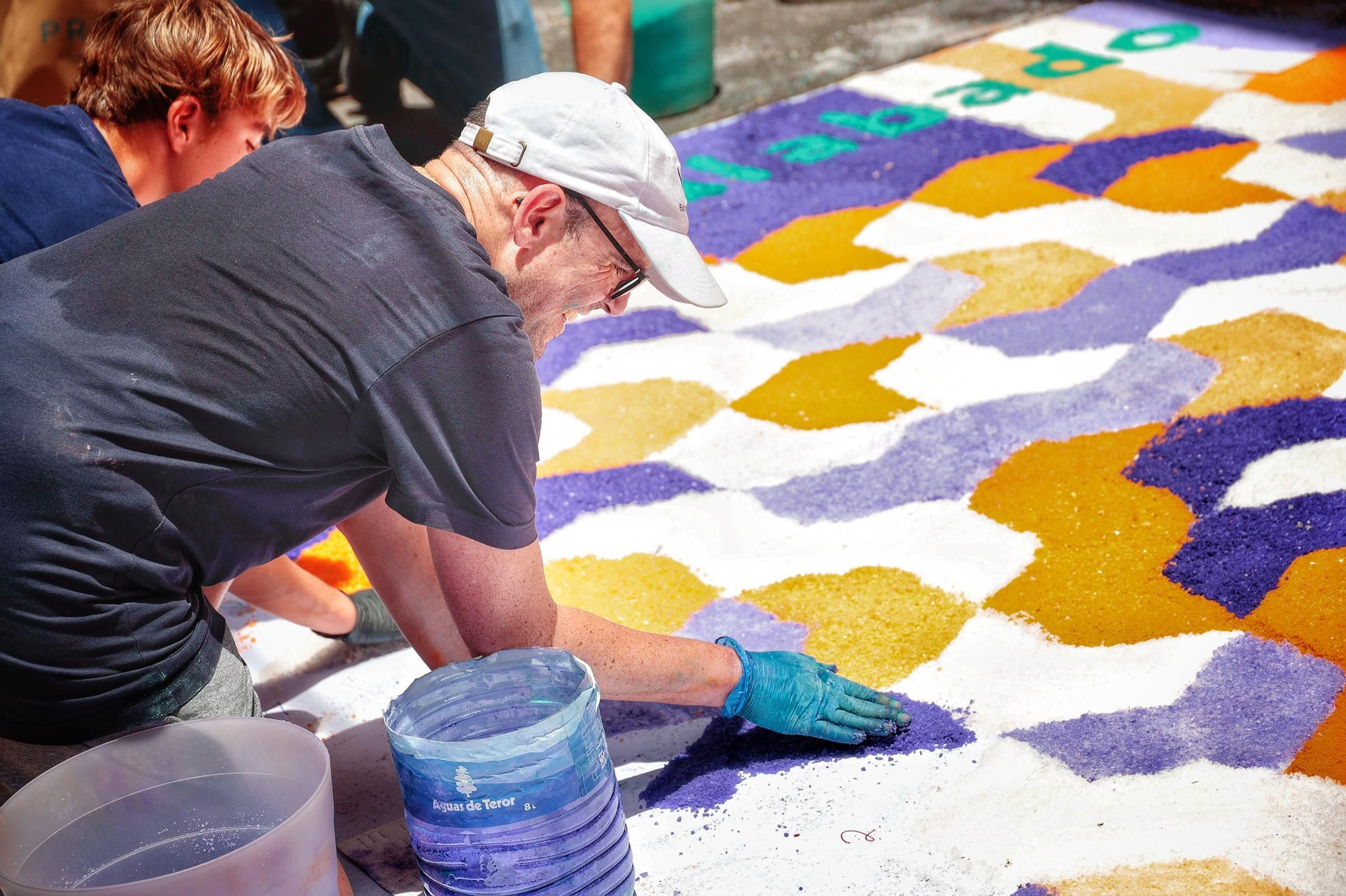 Elaboración de alfombras del Corpus en Santa Cruz