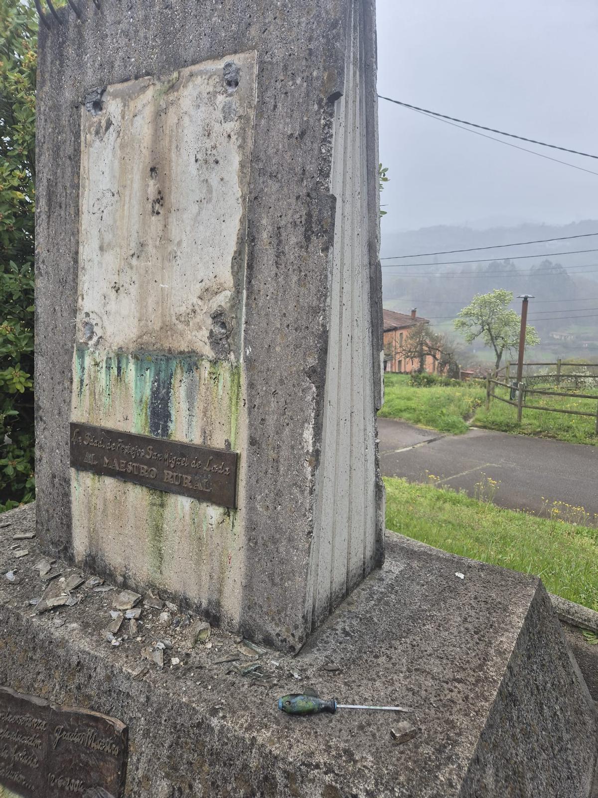 El monumento al Maestro Rural, con uno de los destornilladores que se usaron para arrancar las placas al pie.