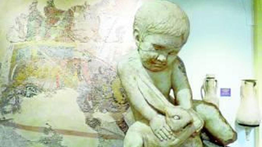 El Ayuntamiento compra la escultura romana 'Niño con liebre', figura procedente de la villa del Mitra