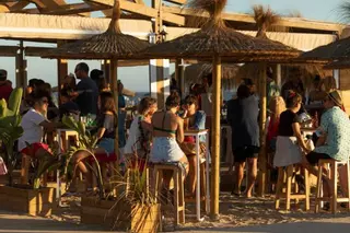 Tapas, cerveceo y ambientazo en Islantilla: estos son los chiringuitos que no te puedes perder