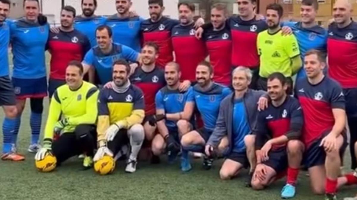 Los jugadores antes del partido.