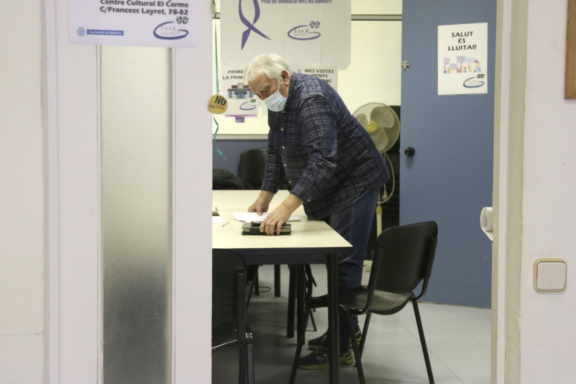 El presidente de la Coordinadora Vecinal del Baix Besòs, Pepe Sánchez, en la sede de la Federación de Asociaciones de Vecinos de Badalona.