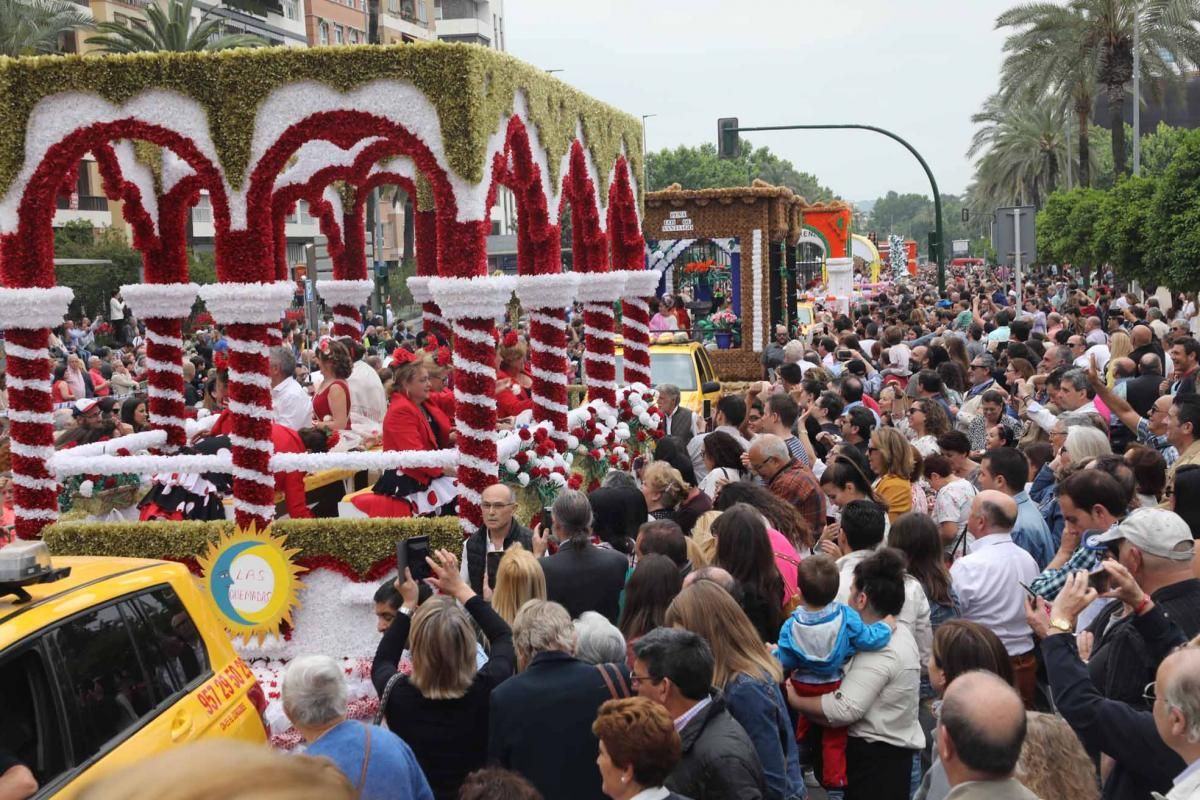 Miles de cordobeses participan en la Batalla de las Flores