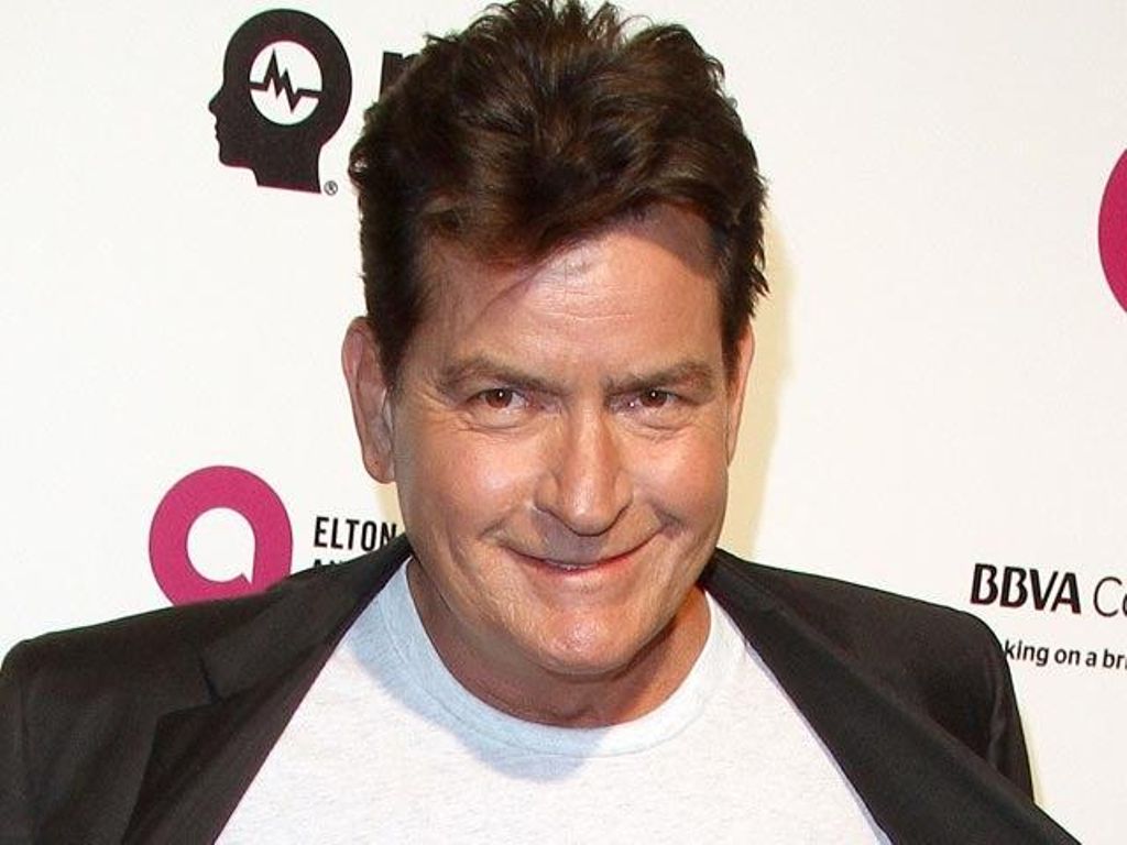 Charlie Sheen no se conforma con llevar un año sobrio - Cuore