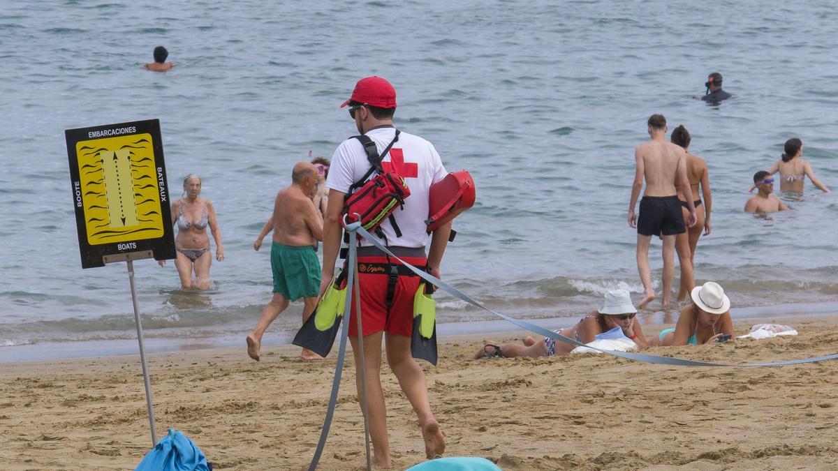 Puestos de socorro en la playa de Las Canteras. Socorristas. Cruz Roja