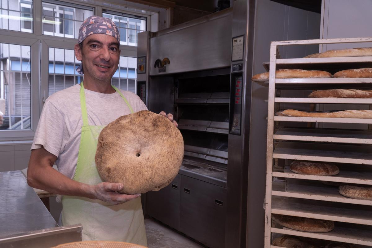 El hijo de José Luis Miño, en el Forno San Luis de A Coruña.