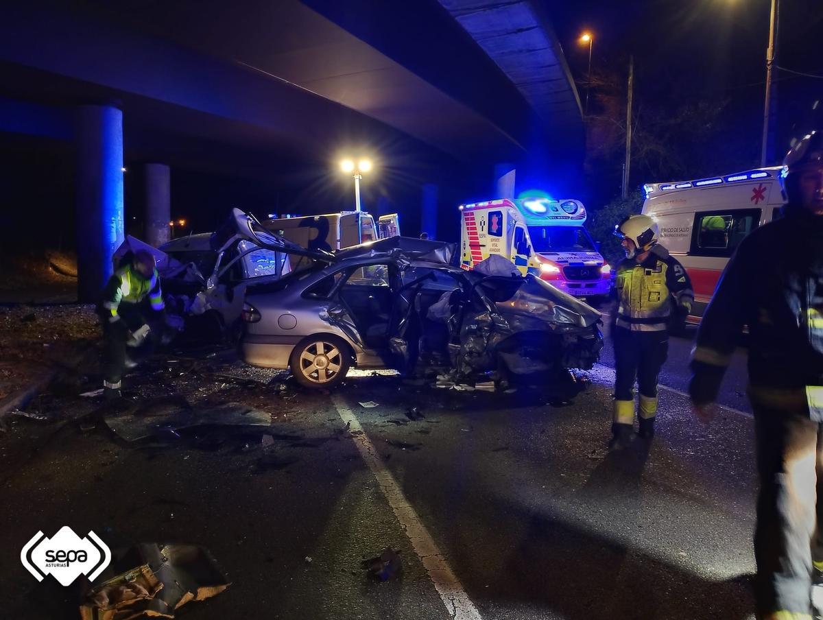 Bomberos trabajando en el lugar del accidente.