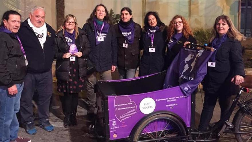 Voluntarios y voluntarias del Punt Violeta de Burjassot.