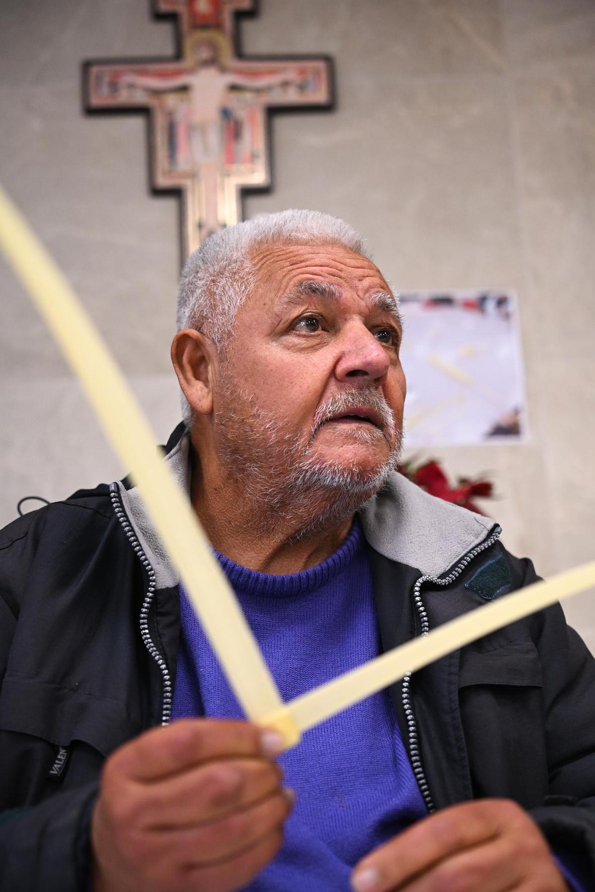 Caritas Elche organiza un taller de palma blanca con el fin de recaudar fondos con unas 7000 solapas para domingo de ramos Caritas Elche organiza un taller de palma blanca con el fin de recaudar fondos con unas 7000 solapas para domingo de ramos