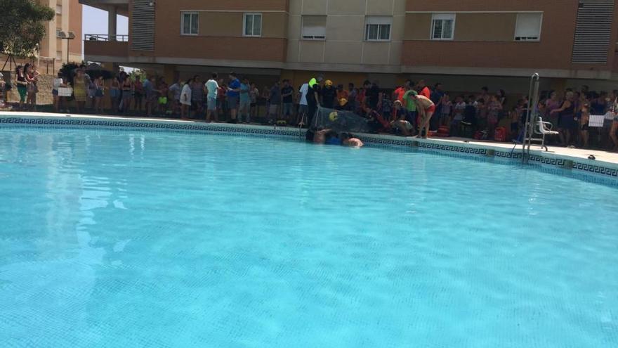 Un niño queda atrapado una hora y media en el filtro de la depuradora de la piscina