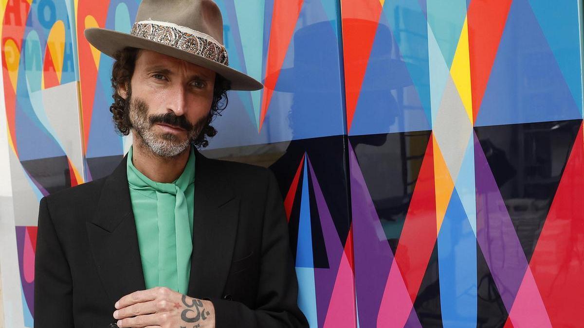 El músico y cantautor español Leiva posa durante una entrevista.