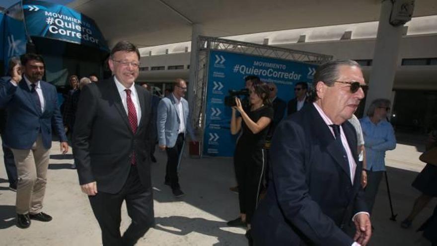 El presidente de la Generalitat junto a los empresarios y el alcalde Luis Barcala ayer en Alicante pidiendo el Corredor Mediterráneo.