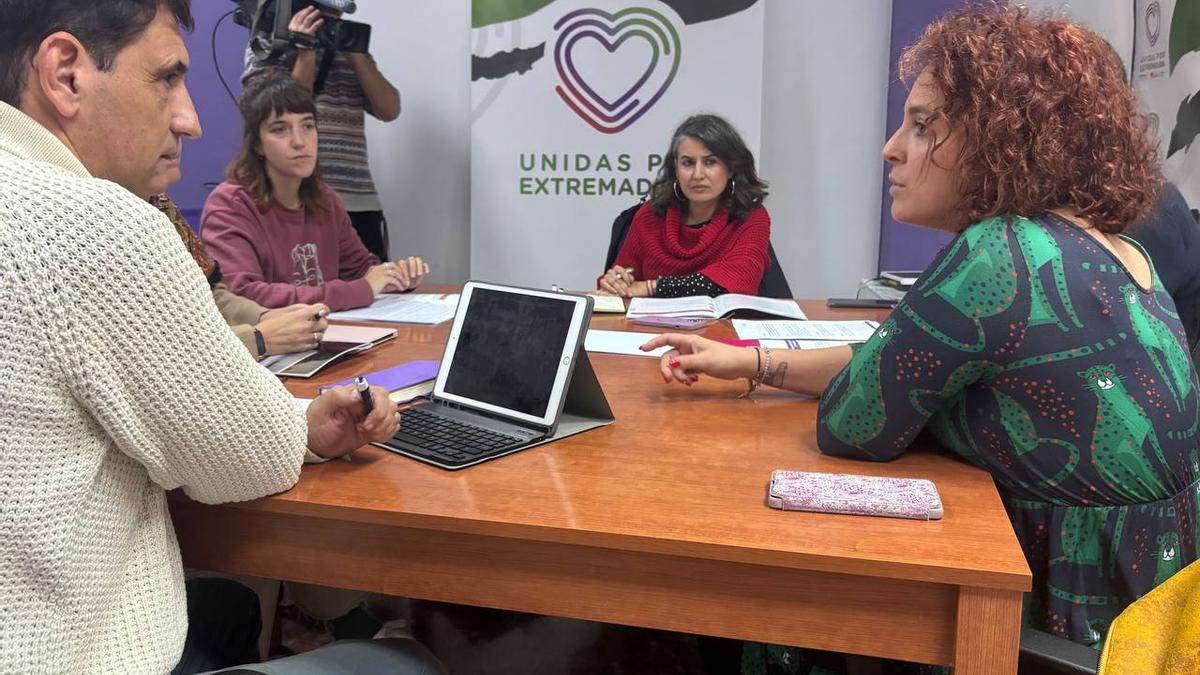 La candidata de Unidas por Extremadura, Irene de Miguel, reunida con responsables de la asoaciación de autónomos UATAE.