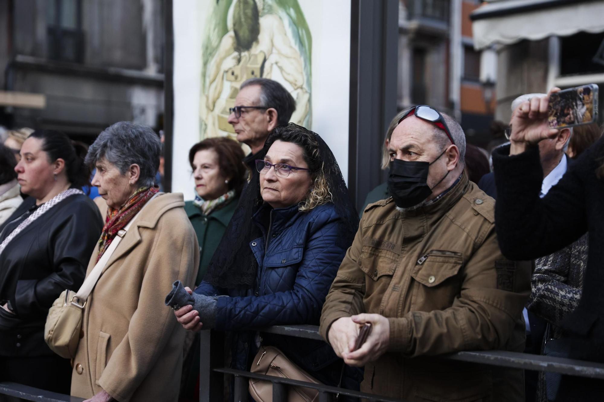 "Toda su vida fue maltratado y finalmente alguien miraba por él": las fotos de la procesión de Jesús Cautivo en Oviedo