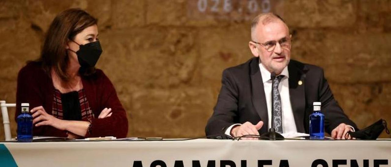 La presidenta Armengol, en la imagen junto al rector Carot, inauguró ayer la Conferencia. | CAIB