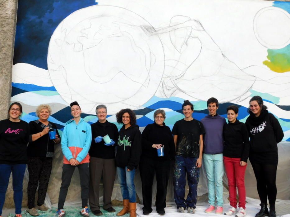 L'associació ADONA'T de Sallent pinta un mural