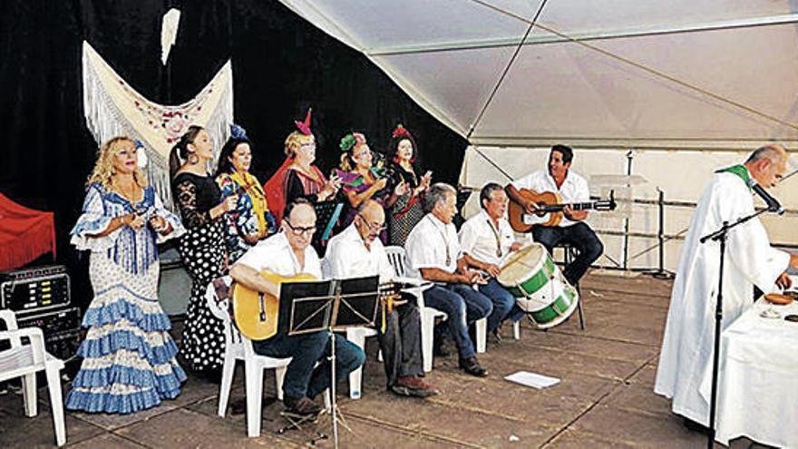 Misa rociera del día grande celebrada el año pasado en la carpa.